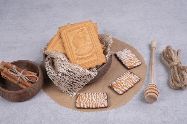 Bando de vários biscoitos e paus de canela em fundo cinza. Foto de alta qualidade