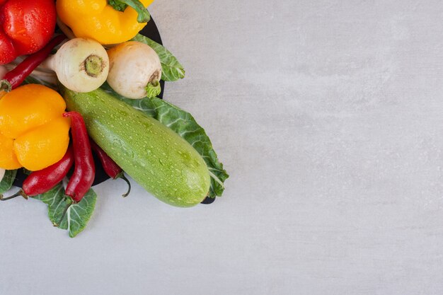 Bando de vegetais crus na mesa de pedra. Foto de alta qualidade