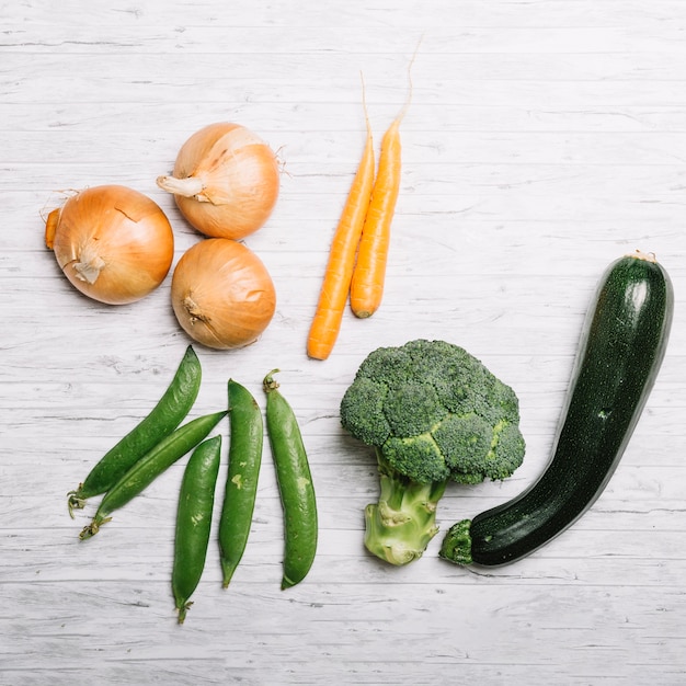 Bando de vegetais de laranja e verde