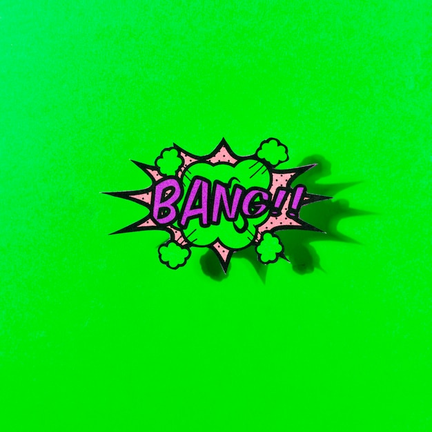 Bang texto no estilo de arte pop de bolha explosão contra o pano de fundo verde