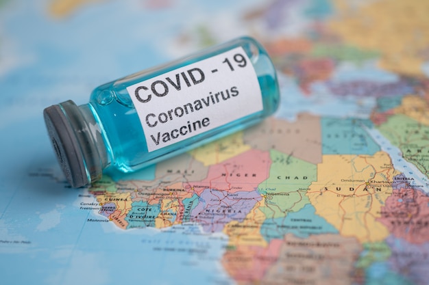 Bangkok tailândia 1 de julho de 2021 vacina contra o coronavírus covid19 no mapa da áfrica