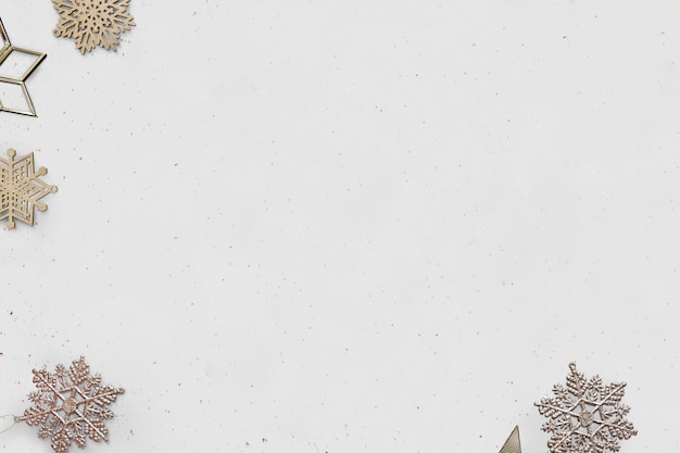 Banner de mídia social de Natal dourado com flocos de neve e espaço de design