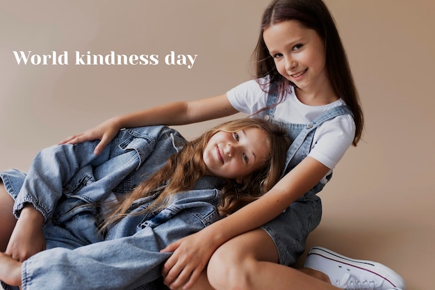 Foto grátis banner do dia mundial da bondade com crianças sorrindo