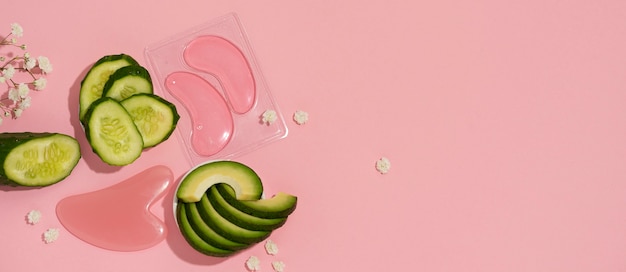 Foto grátis banner horizontal para gua sha com abacate e pepino