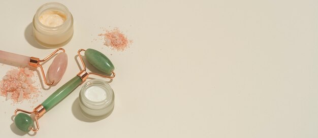 Banner horizontal para produto cosmético com rolo de jade e gua sha