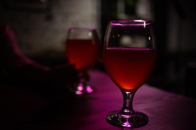 Bar de coquetéis alcoólicos vermelhos romance de luxo Foto Premium