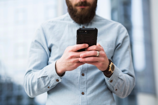 Barbudo, homem jovem, messaging texto, ligado, telefone móvel