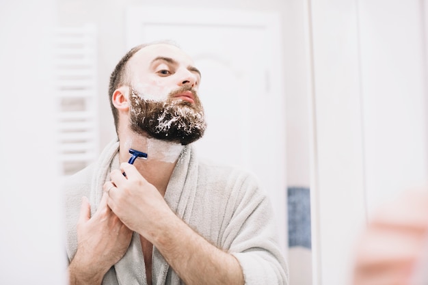 Foto grátis barbudo, homem, raspar, em, bathrobe