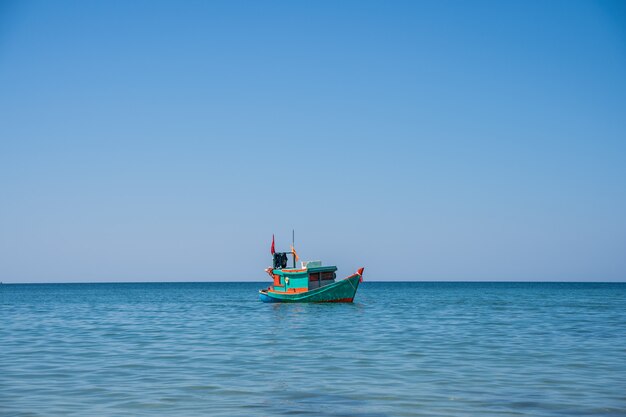 Barco a motor em madeira com uma bandeira do Vietnã