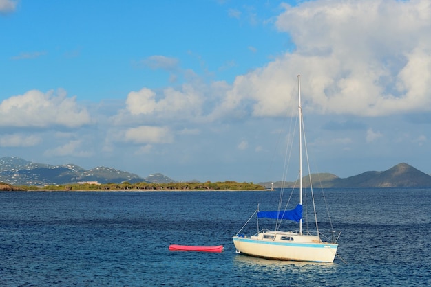Barco à vela descansa na baía em St John, Ilhas Virgens.