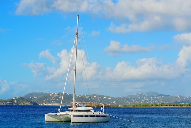 Barco à vela descansa na baía em St John, Ilhas Virgens.