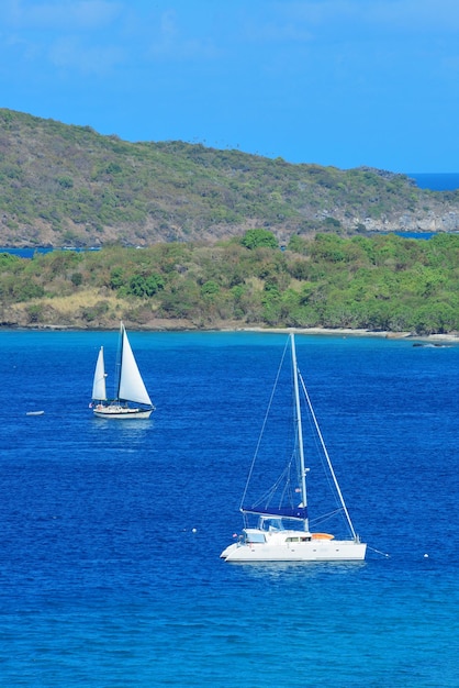 Barco à vela descansa na baía em St John, Ilhas Virgens.