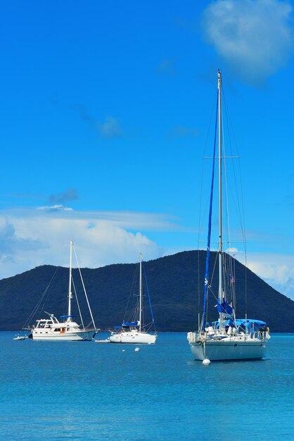 Barco à vela descansa na baía em St John, Ilhas Virgens.