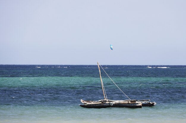 Barco à vela em Diana Beach, Quênia, África