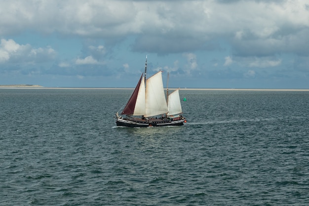 barco à vela no mar