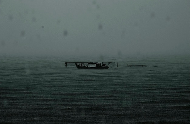 Barco abandonado chuvoso Mar Negro