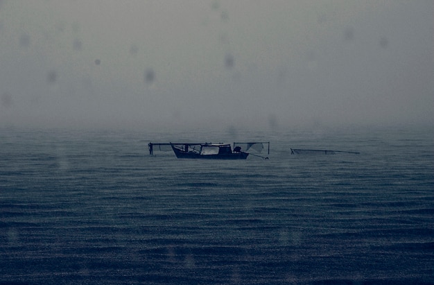 Foto grátis barco abandonado chuvoso mar negro