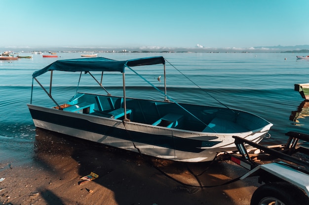 Barco branco e azul na orla carioca