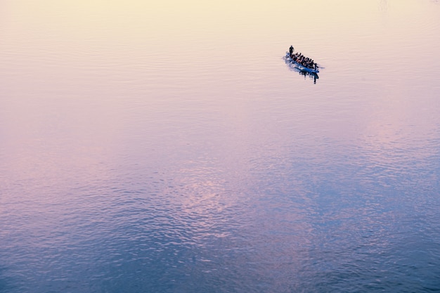 Barco cheio de pessoas no horizonte