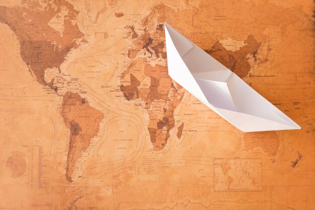 Barco de papel no mapa sépia