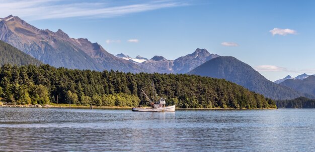 Barco de pesca ancorado no porto, Sitka, AK. Pano