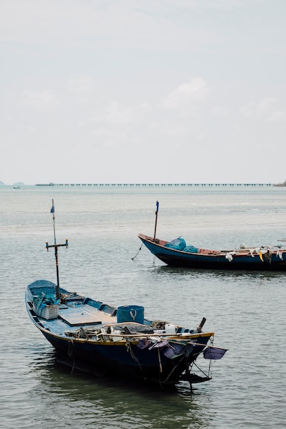 Barco de pesca no mar da tailândia