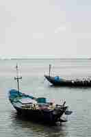 Foto grátis barco de pesca no mar da tailândia