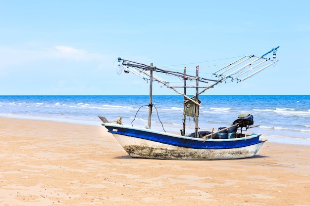 Barco de pesca tradicional na praia