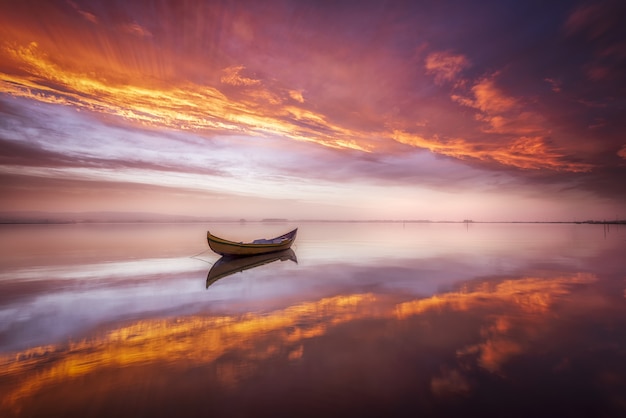 Foto grátis barco em um lago ao pôr do sol