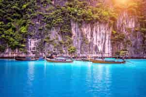 Foto grátis barco longo e água azul na baía de maya na ilha phi phi, krabi tailândia.