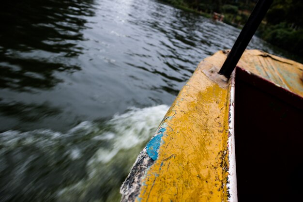 Barco movendo-se na água