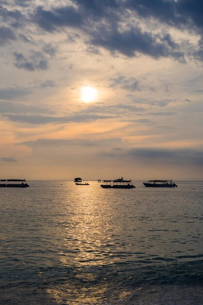 Barco na água ao pôr do sol, oceano, plano de fundo.