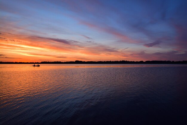 Barco na água Draycote na Inglaterra, Reino Unido durante um pôr do sol cênico