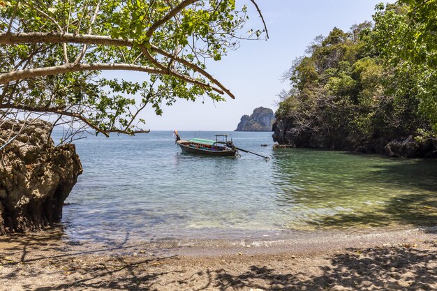 Barco na água perto da costa