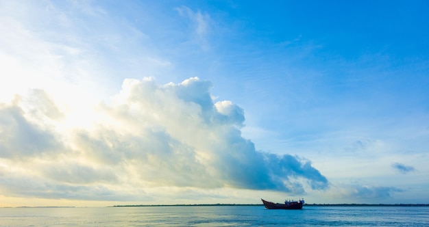 Barco no rio tropical com céu azul