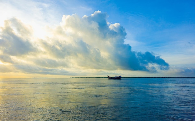 Foto grátis barco no rio tropical com céu azul