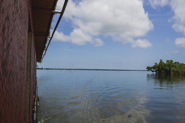 Foto grátis barco passando por uma ilha