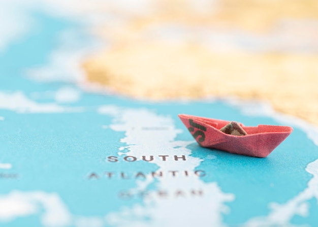 Foto grátis barco pequeno no mapa mundial