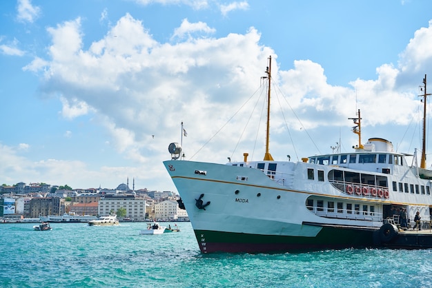 Barco que flutua no mar