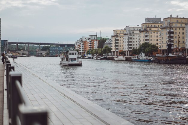 barcos à vela e iates no cais em Estocolmo frente ao centro da cidade
