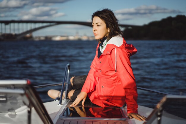 barcos à vela e iates no cais em Estocolmo frente ao centro da cidade