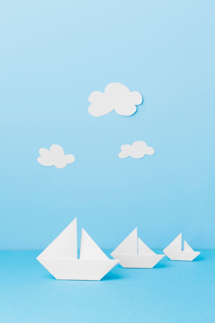 Foto grátis barcos de papel branco de alto ângulo
