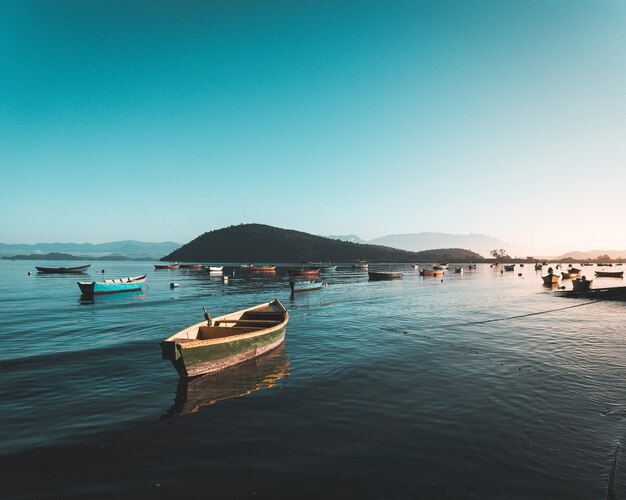 Barcos de pesca na água no mar com lindo céu azul claro