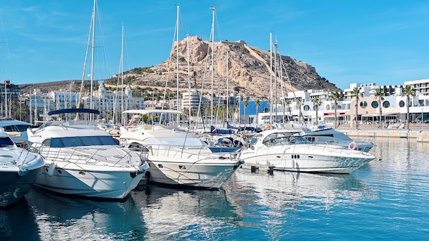 Barcos em porto de alicante espanha