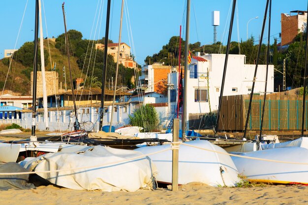 Barcos na praia de Montgat. Catalunha