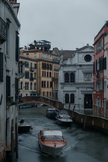 barcos navegando pelos canais da histórica Veneza