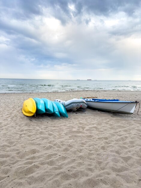 Foto grátis barcos turísticos em uma praia de areia vazia