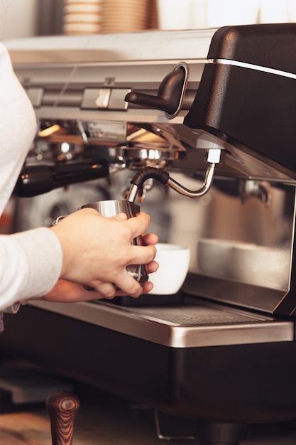 Barista, café, fazendo café, conceito de preparação e serviço