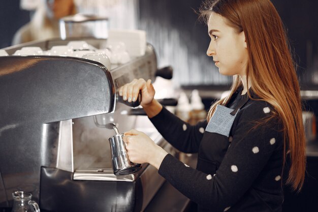 Barista café fazendo conceito de serviço de preparação de café