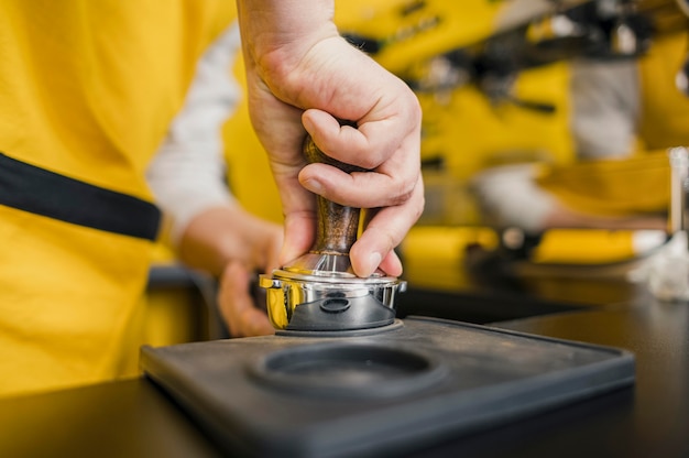 Barista embalando café para a máquina